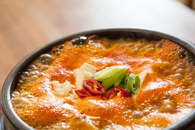 여주 장작 솥뚜껑 닭볶음탕: 뜨거운 장작불의 감칠맛!