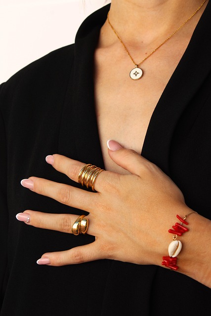 요즘 가장 핫한 순금팔찌는?