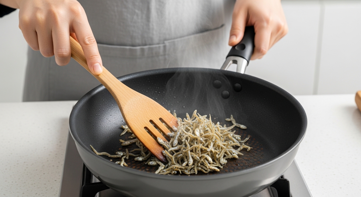 비린내 없이 고소하게! 멸치 손질과 볶는 비법