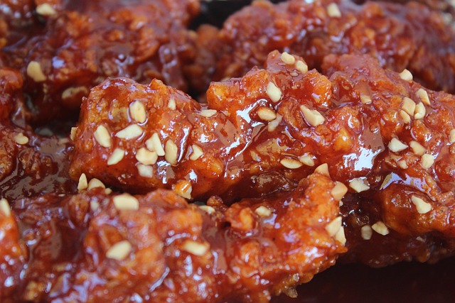 클럽하우스 시그니처: 가마솥치킨과 그늘집 별미 🍗