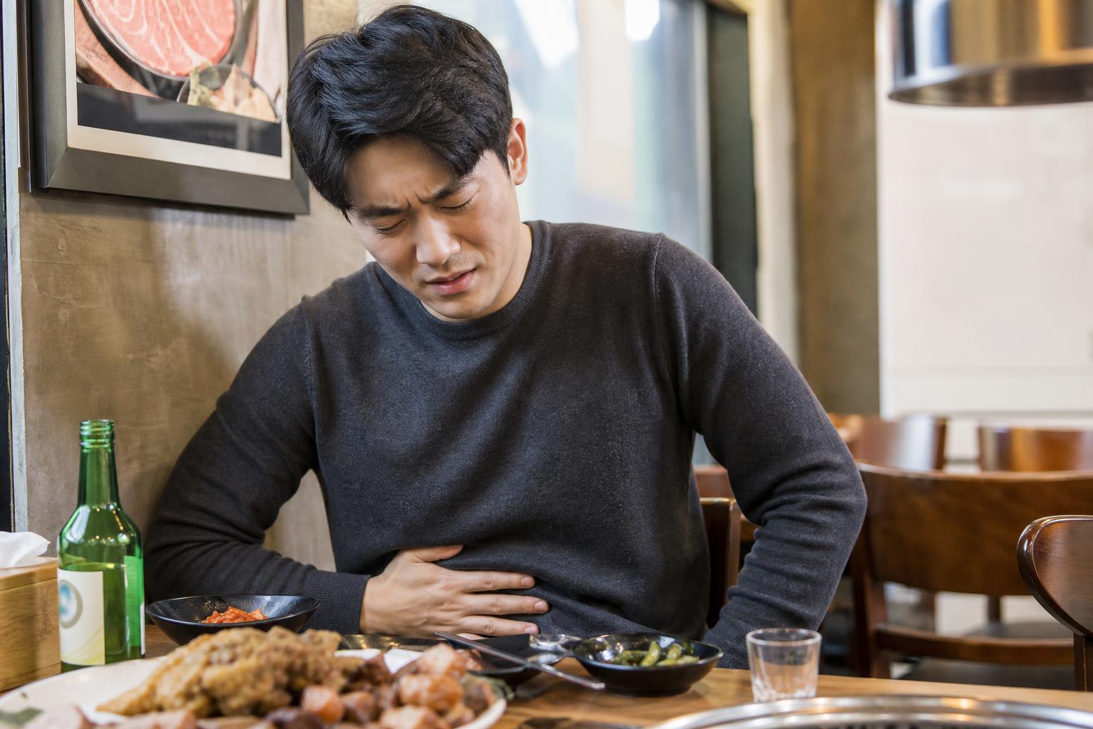 기름진 식사 후 우상복부 통증, 담낭·담석 문제일까요?