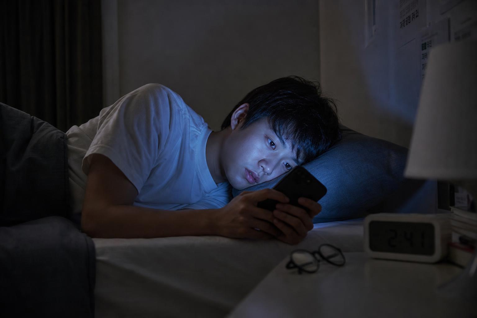 수면·디지털 사용 관리: 5시간 이하 수면과 과도한 스크린이 혈압을 올리는 이유와 개선법