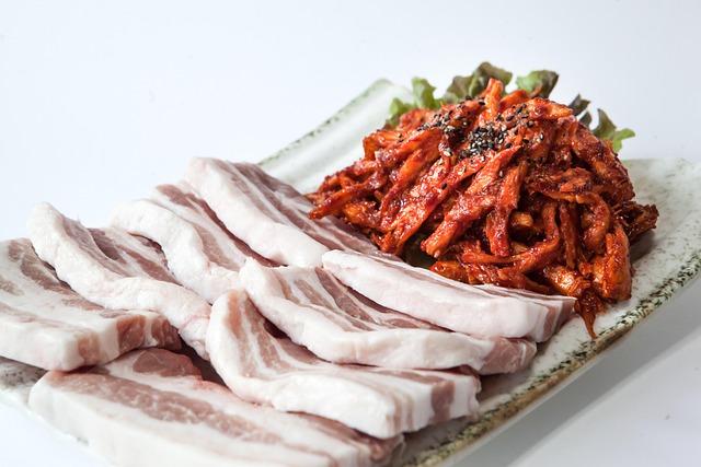 대표 메뉴 살펴보기: 바삭한 대패삼겹살과 환상의 돌판 구이