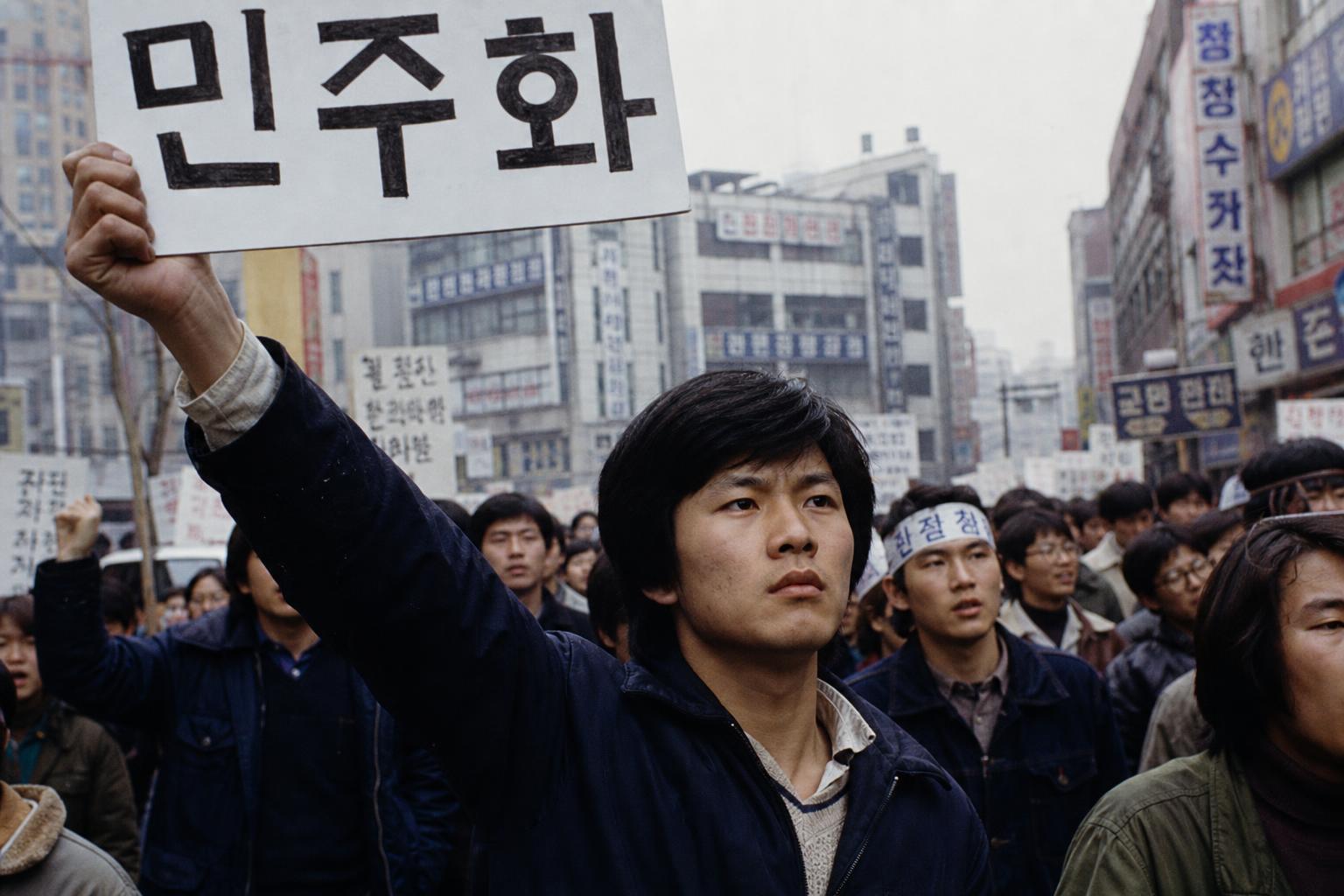 민주화를 향한 뜨거운 열정: 학생 운동과 초기 경력