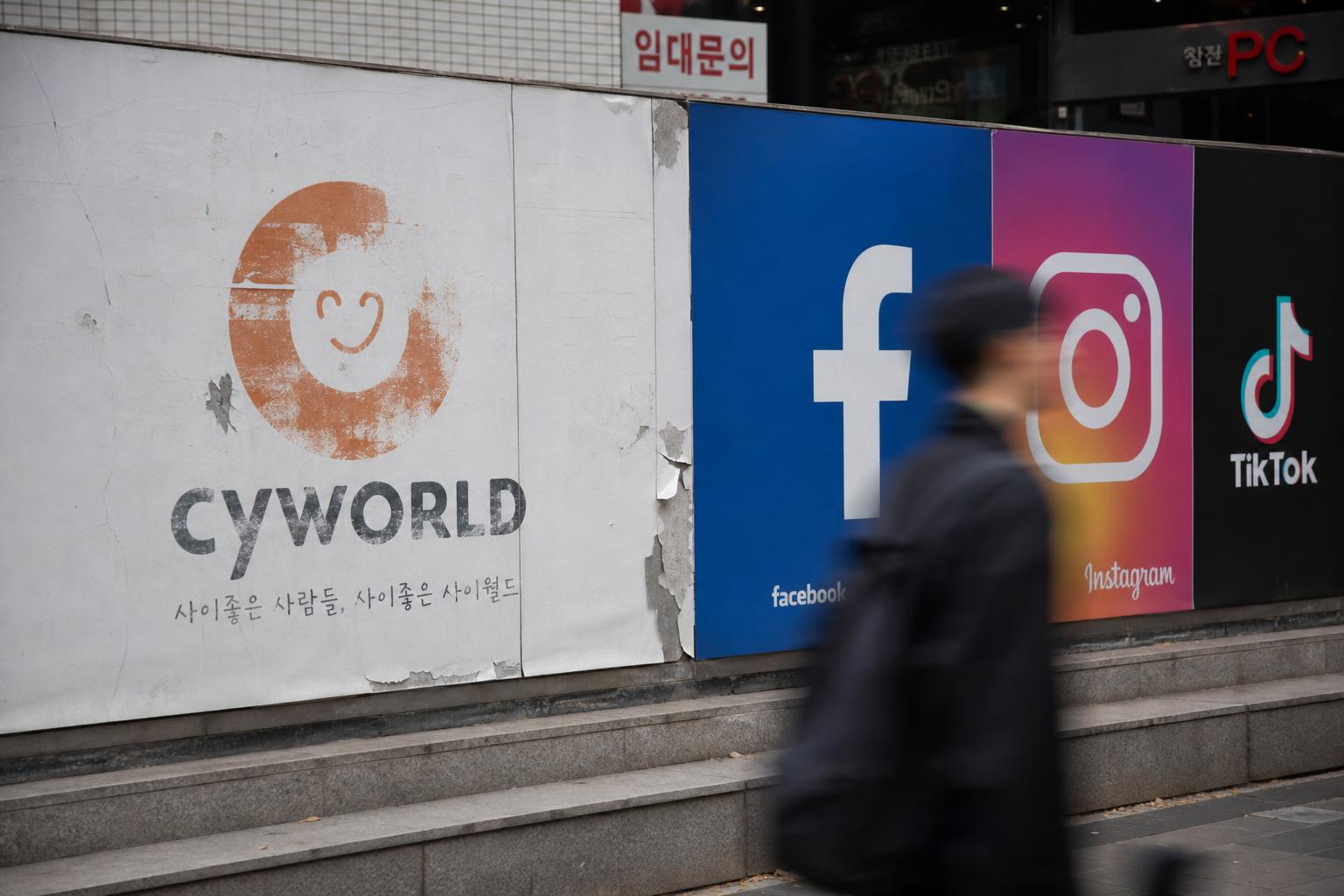 쇠퇴의 시작: 글로벌 SNS와의 경쟁과 혁신 실패