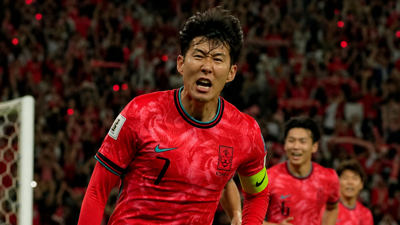 경기를 펼치는 한국 축구 선수가 경기장에서 역동적으로 움직이는 장면