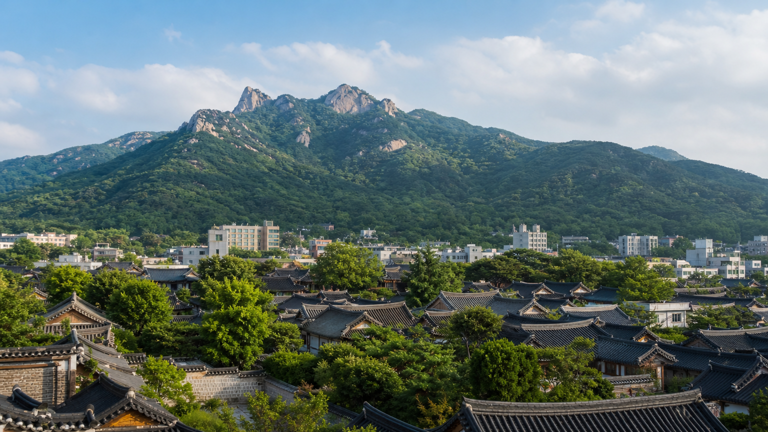 관악산 기슭에 위치한 전통 한옥과 푸른 풍경이 어우러진 명당 이미지