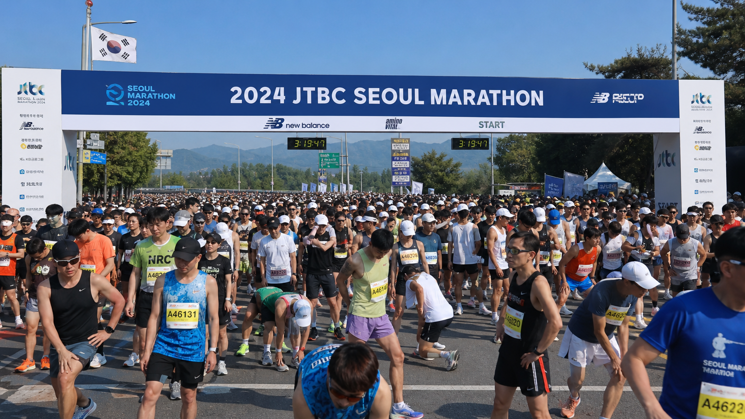 공지천교 출발선에서 스트레칭과 몸풀기를 하는 러너들