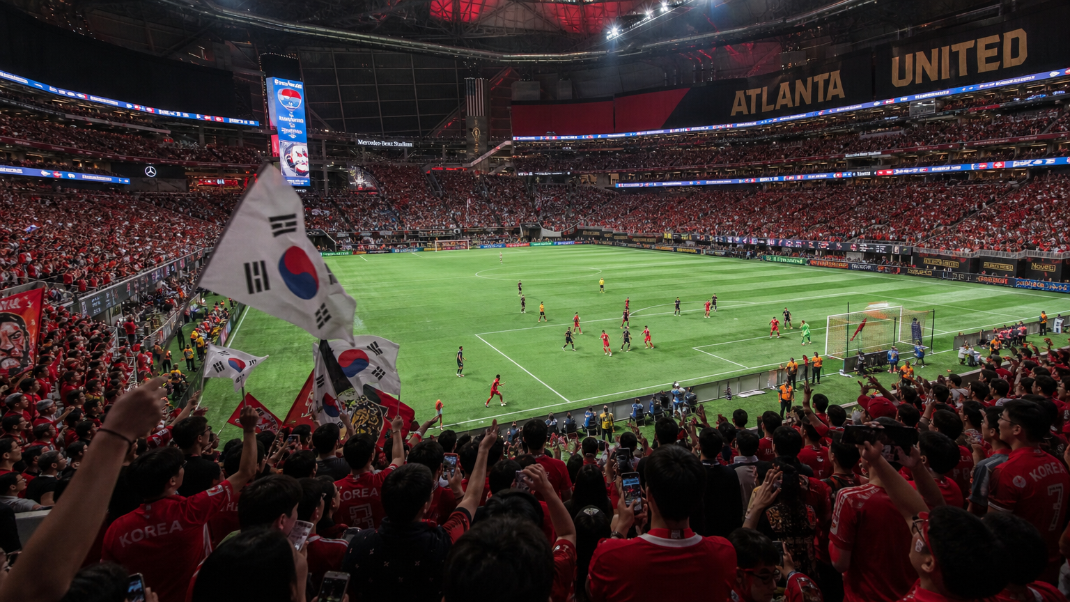 애틀랜타 스타디움에서 열띤 응원을 보내는 팬들과 함께한 긴장감 넘치는 축구 경기 장면