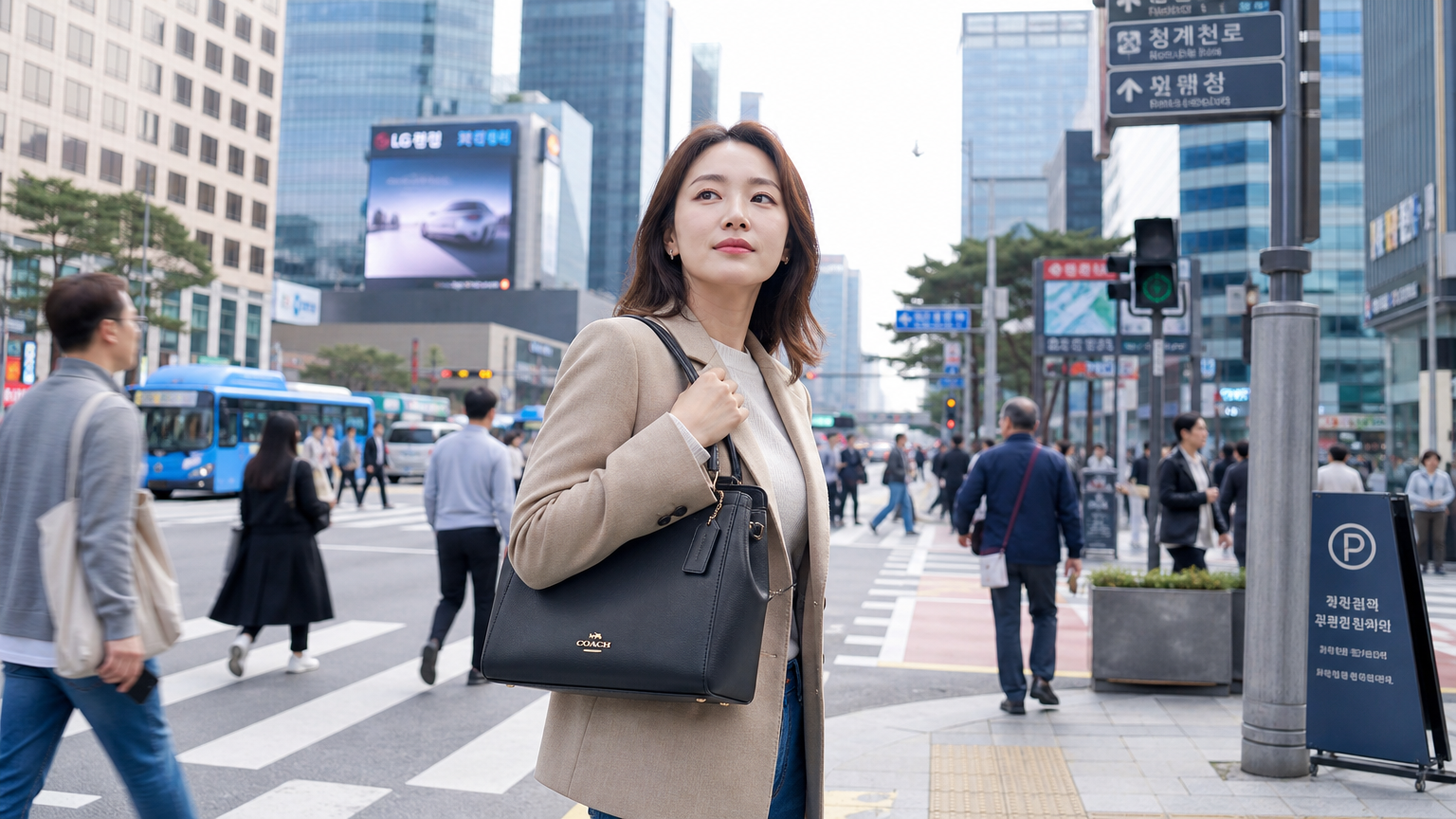 서울 거리에서 스타일리시한 코치 가방을 든 현대 여성