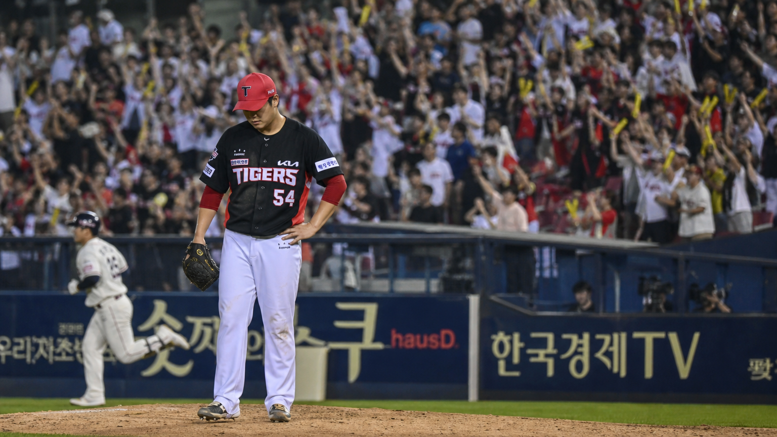 잠실야구장에서 실망스러운 표정으로 마운드에 서 있는 KIA 타이거즈 투수