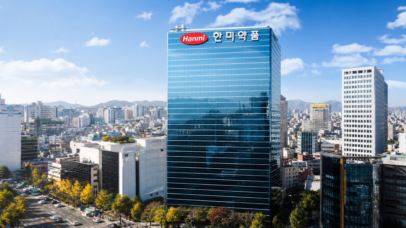 서울 도심에 위치한 현대식 사무실 건물과 한미약품 로고