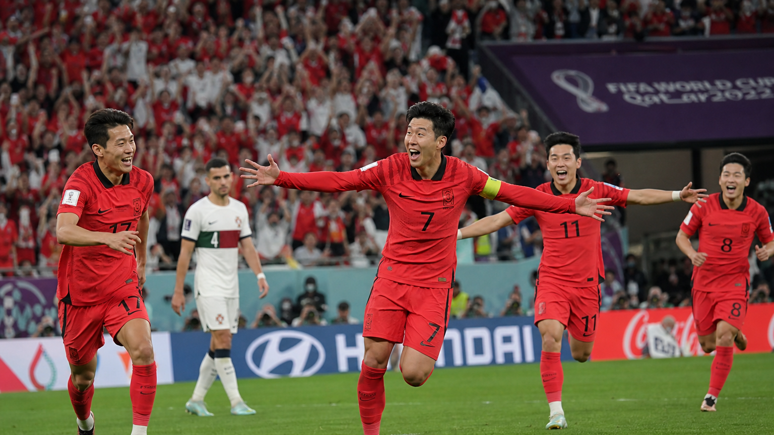 한국 축구팀이 포르투갈과 경기에서 승리 후 환호하는 모습