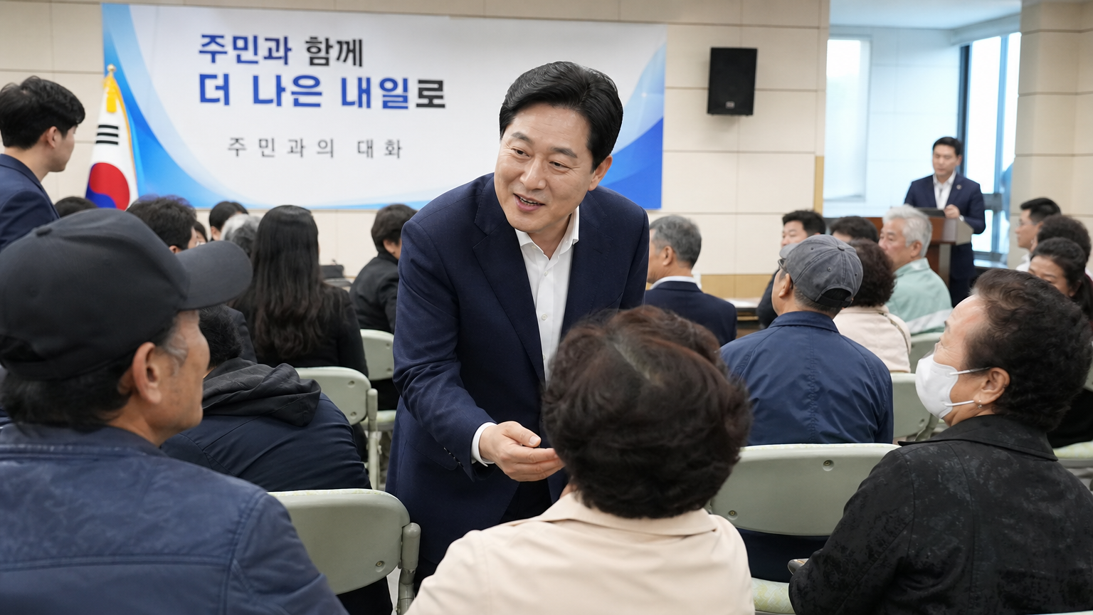 현대적인 한국 정치인이 주민들과 지역 사회 회관에서 활발히 소통하는 장면