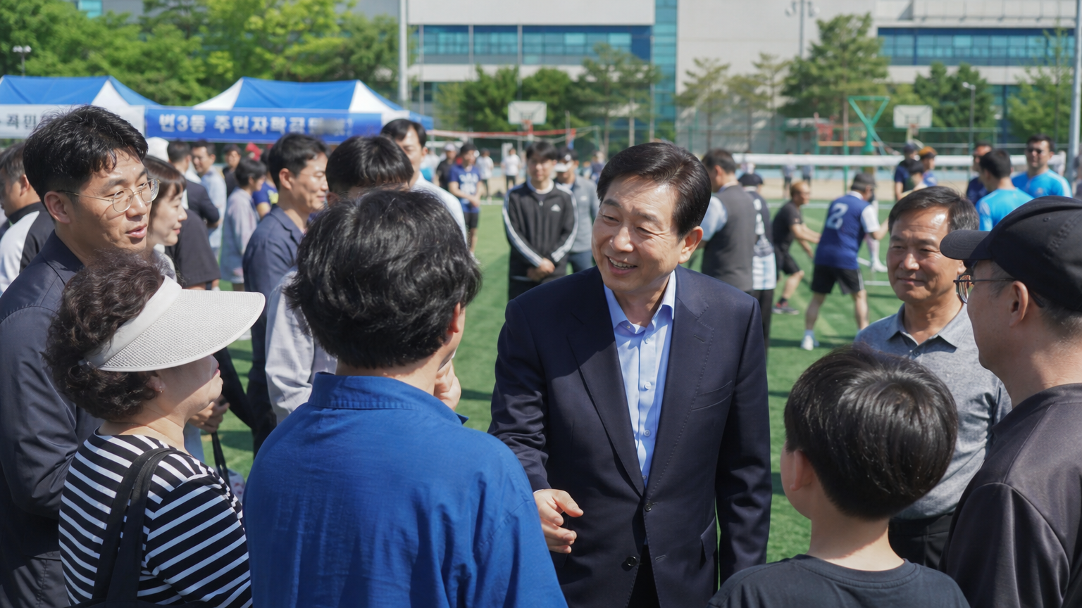 맑은 주말 날씨에 지역 행사에 참여한 한국 정치인의 모습과 활발히 토론 및 스포츠 이벤트에 참여하는 주민들