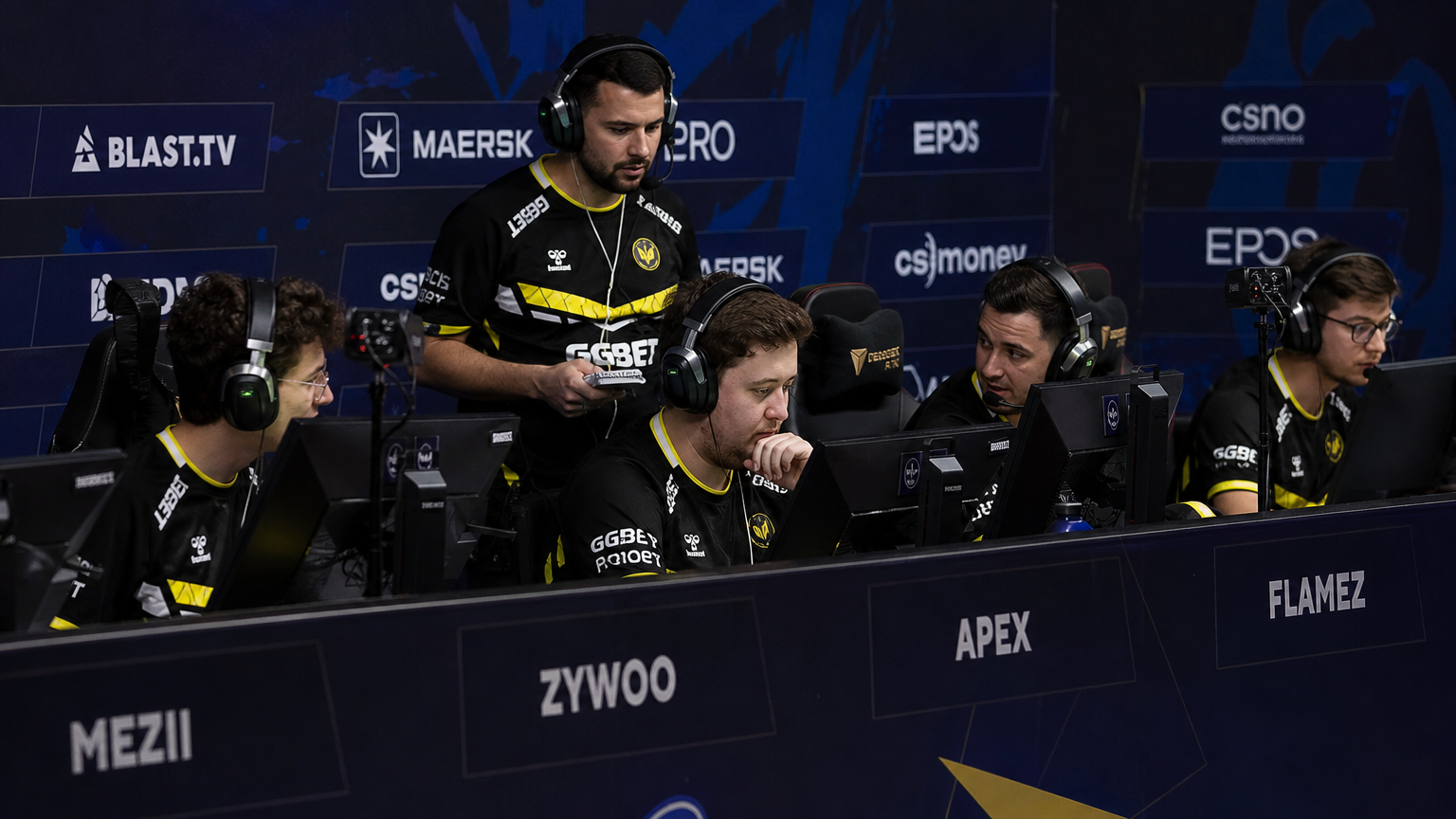 중요한 경기 순간에 전략을 세우고 있는 Team Vitality 선수들의 진지한 모습
