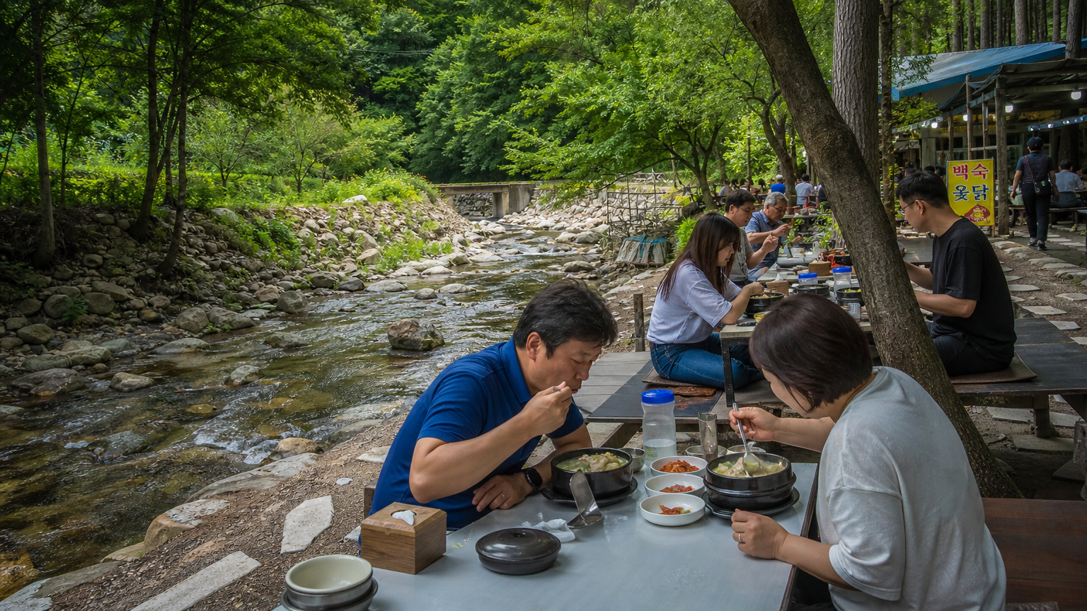 숲속에서 전통 닭백숙을 즐기는 한국인들 모습
