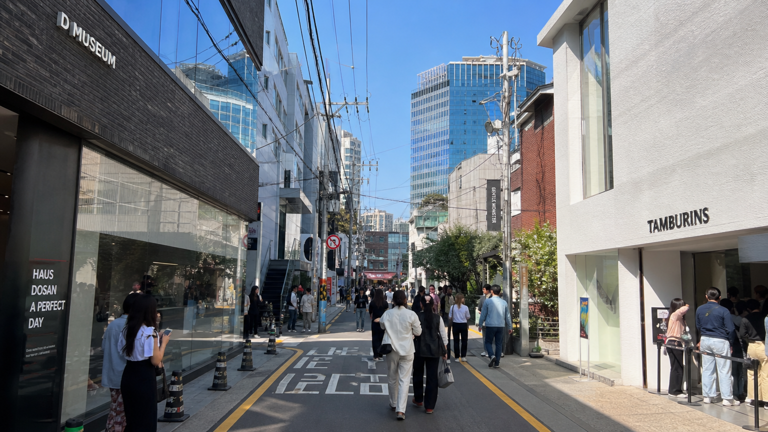 현대적인 건물과 트렌디한 상점이 있는 성수동 거리 풍경