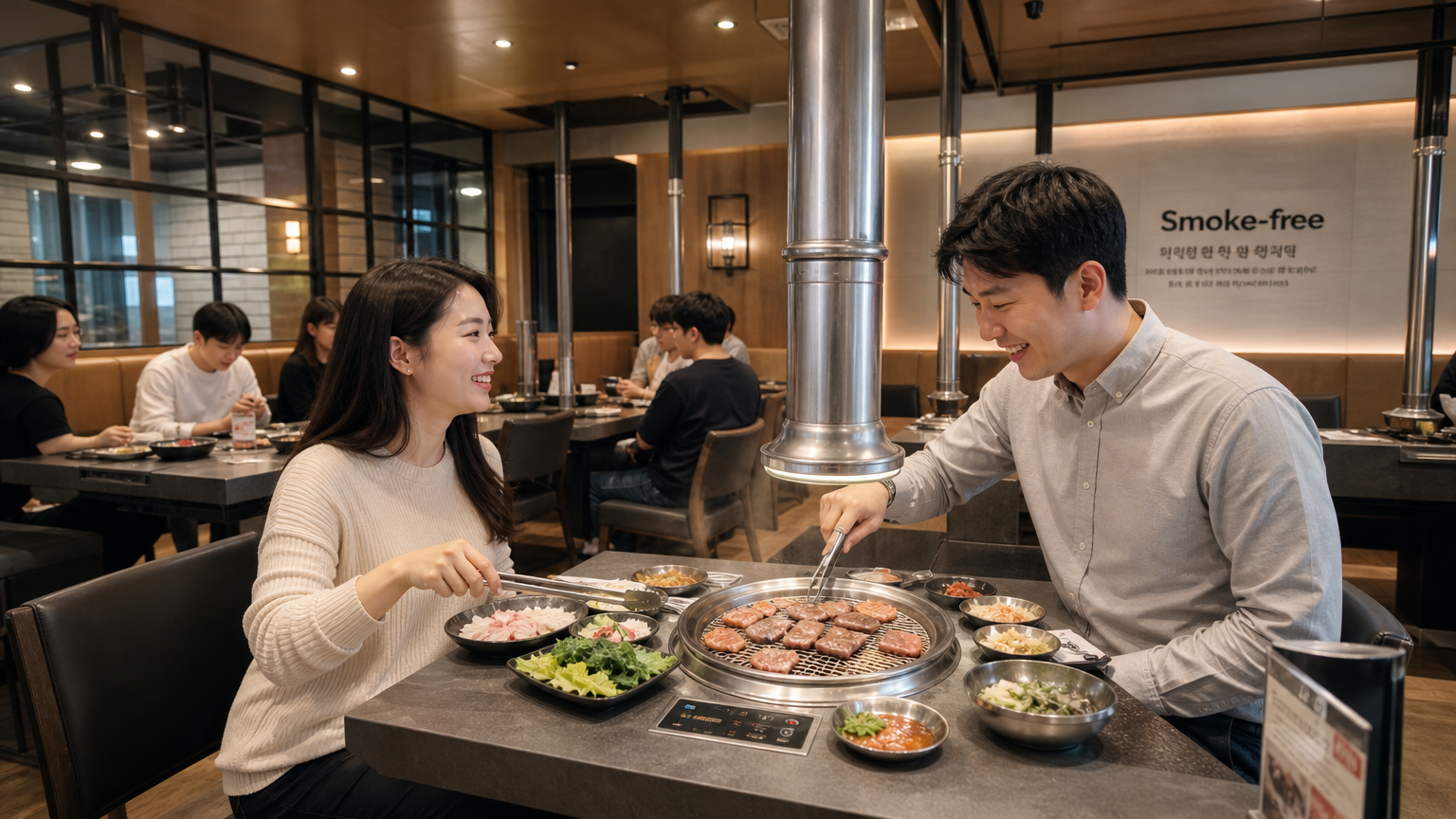 연기가 없는 현대적인 고기집에서 손님들이 식사를 즐기는 모습