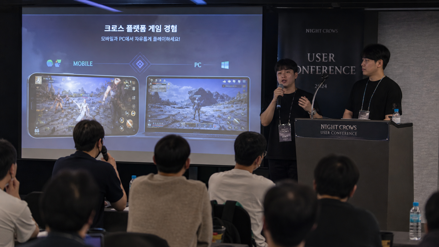 모바일과 PC에서 크로스 플랫폼으로 즐기는 게임 체험과 이용자 간담회에서 피드백을 주고받는 모습