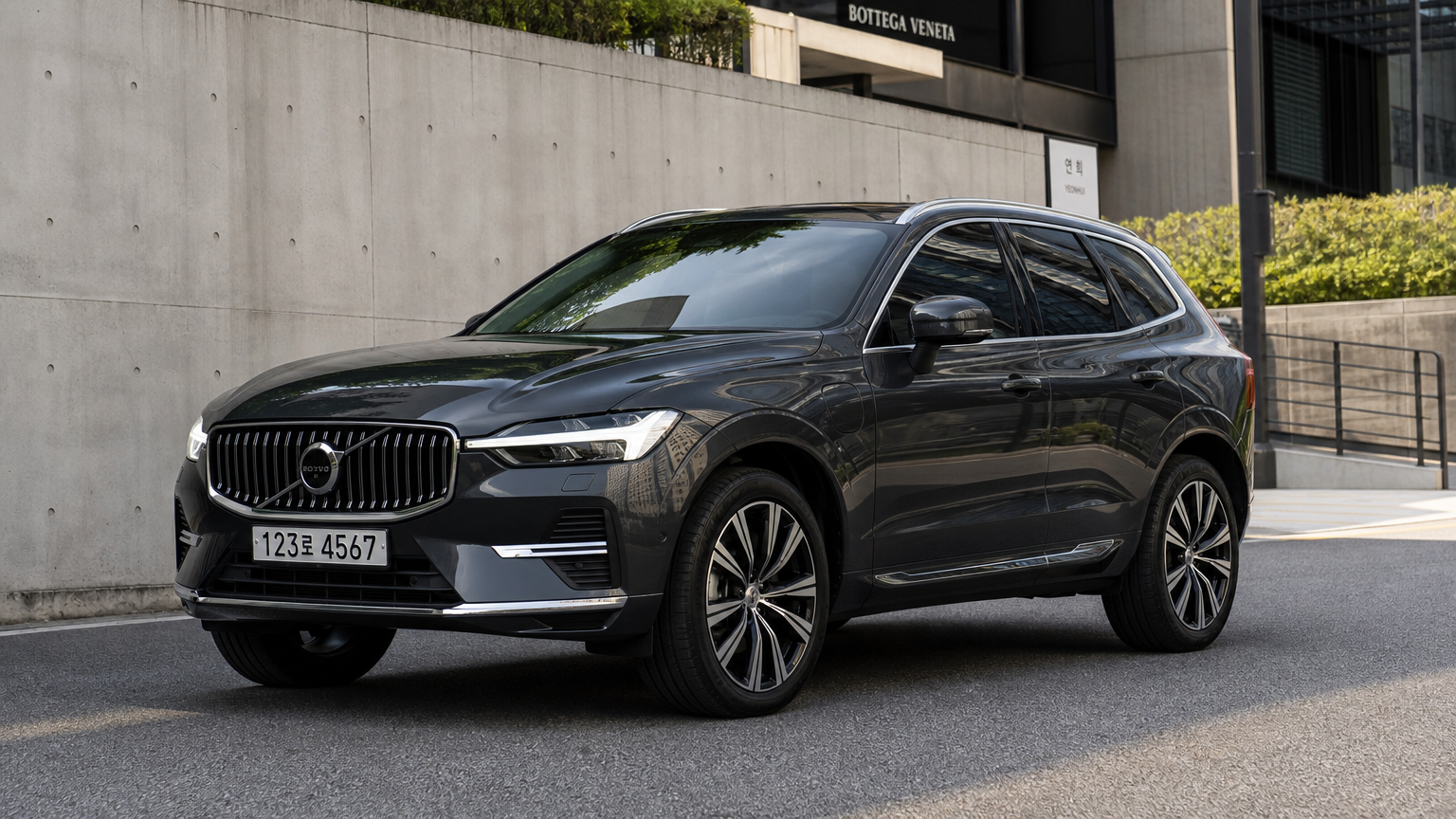 현대적 도시 배경에 주차된 세련된 볼보 XC60의 모습