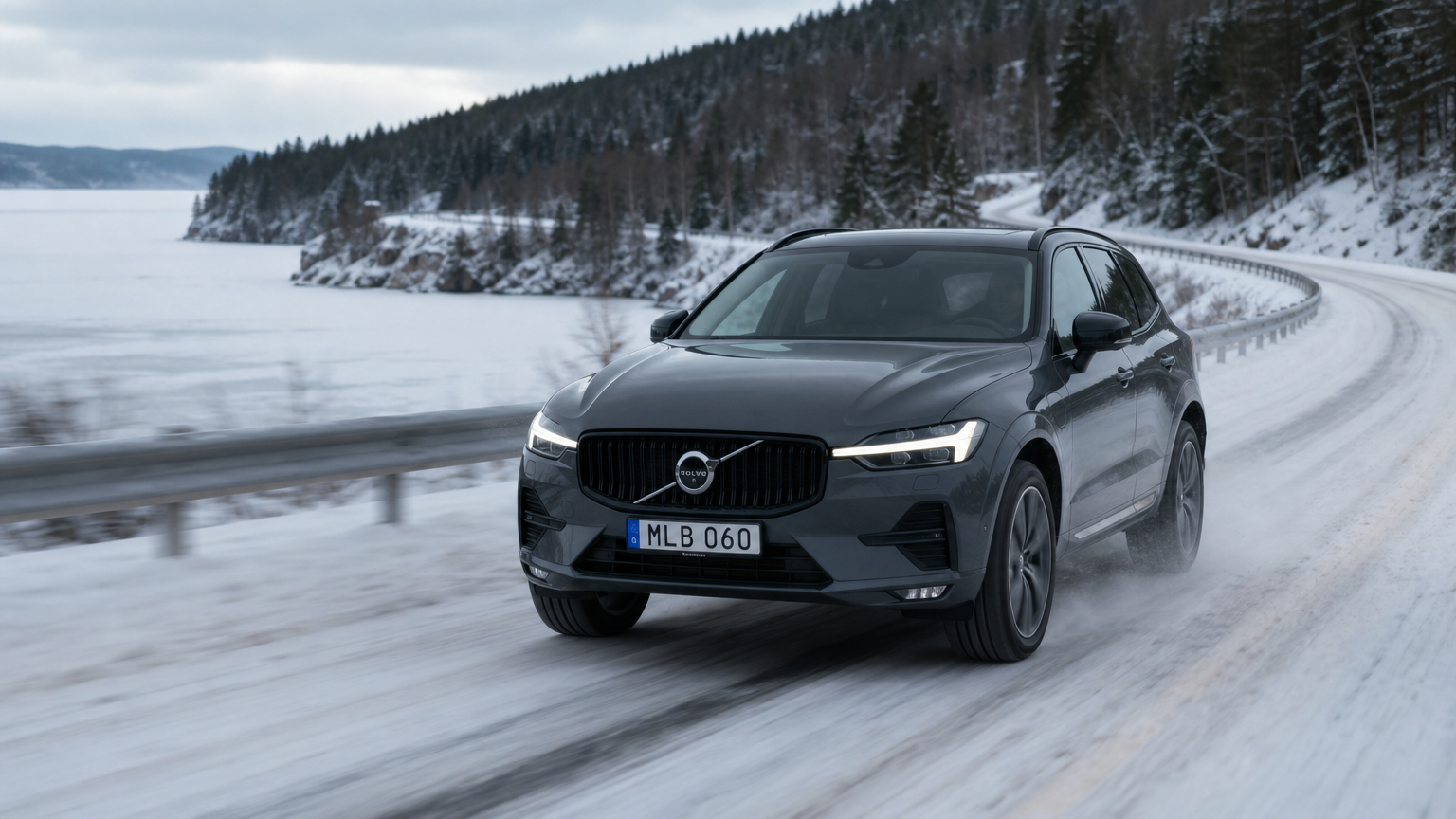 겨울철 눈 덮인 고속도로를 달리는 볼보 XC60 B5 모델의 사륜구동 및 하이브리드 성능