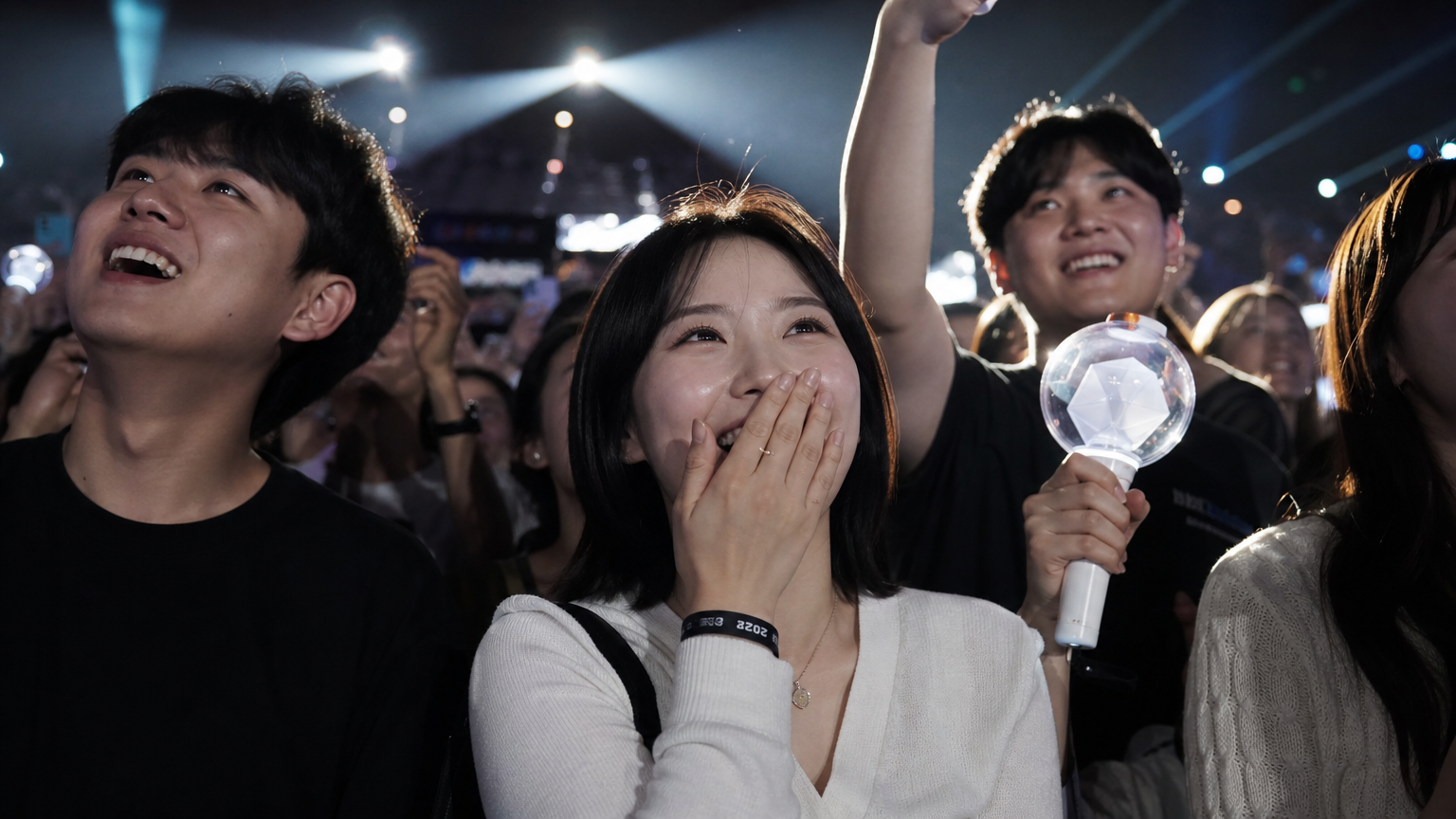 콘서트장에서 함께 공연을 즐기는 젊은 성인들의 모습