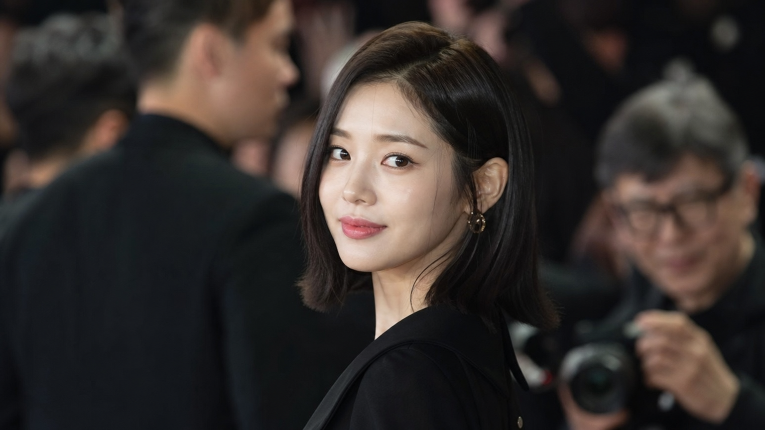 파리의 고급스러운 행사에서 세련된 중단발을 연출하는 한국 배우