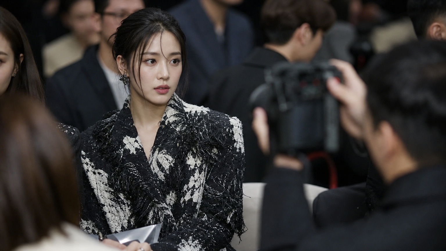 서울패션위크 프론트 로우에서 아방가르드 패션을 선보이는 스타일리시한 한국 여배우