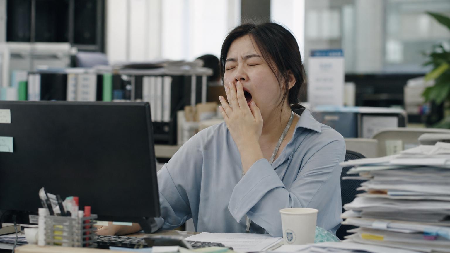 오후 시간에 책상에서 피곤해하는 한국인 직장 여성의 모습