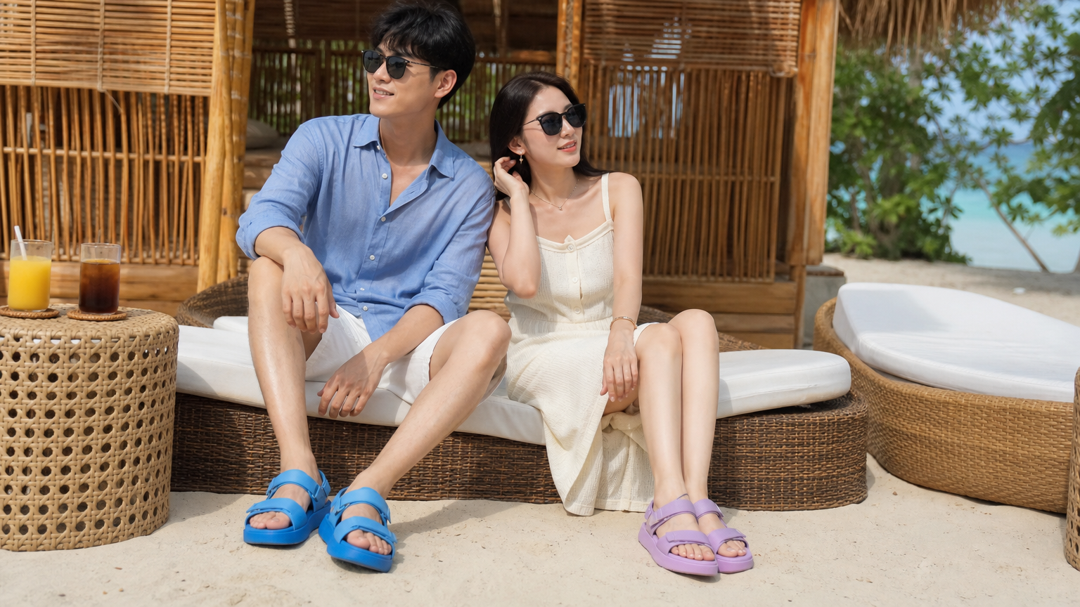 해변가 리조트에서 화려한 어그 샌들과 리조트 의상을 입은 세련된 커플