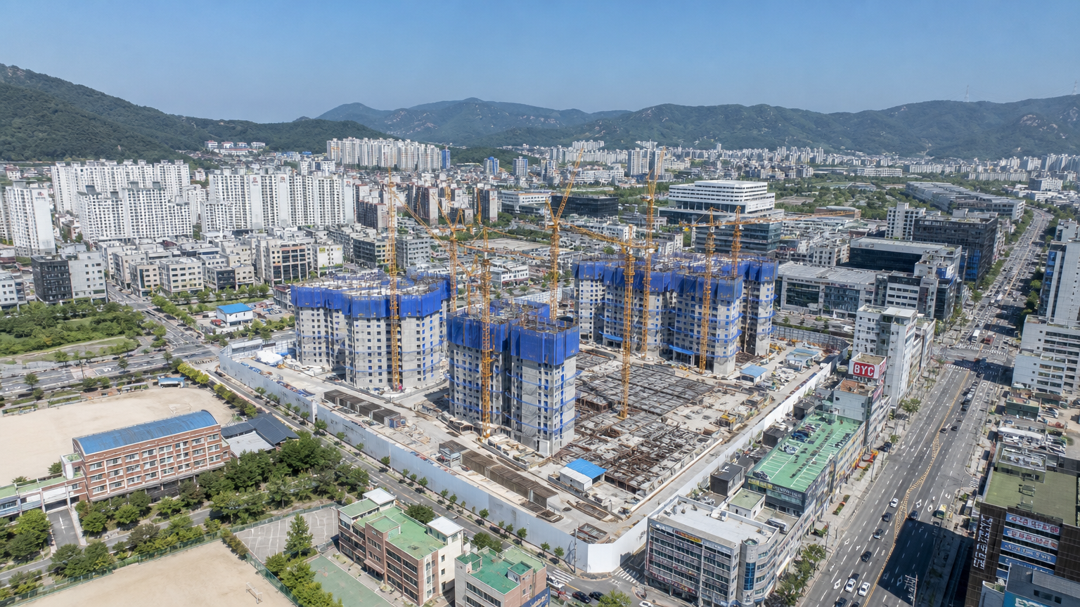 장위동에서 공사 중인 고급 아파트 현장과 크레인 모습