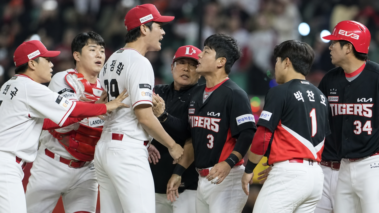 밝은 조명 아래 필드에서 긴장감 넘치는 SSG 랜더스와 KIA 타이거즈 선수들의 맞대결 장면