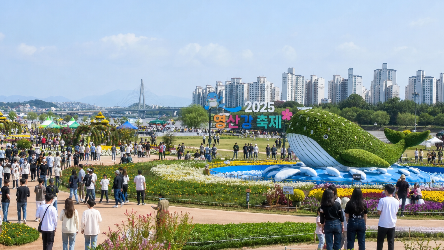 많은 방문객들로 붐비는 대규모 정원이 조성된 나주시의 영산강 축제 풍경