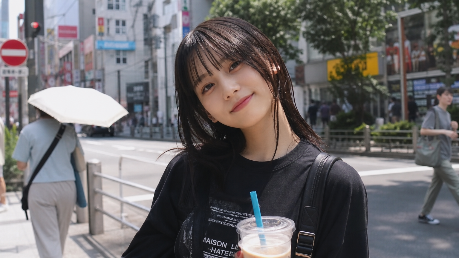 젊은 일본 아이돌이 도쿄 거리에서 캐주얼한 복장으로 여유롭게 서 있는 모습