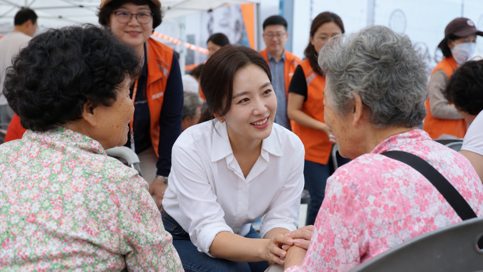 지역 행사에 참여하여 사람들과 따뜻하게 교류하는 한국 여성