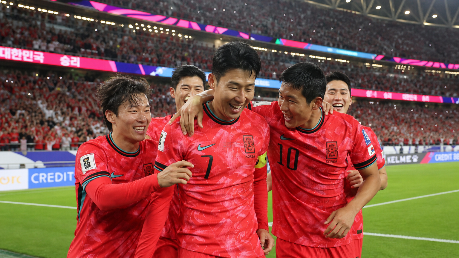 축구 대표팀이 경기장에서 팬들과 함께 환호하는 모습