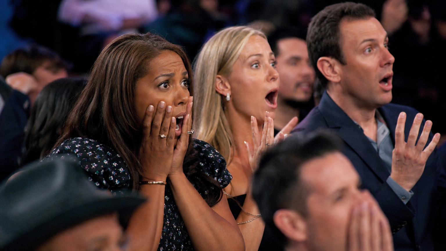 요리 대결 중 충격적인 반전에 놀라는 시청자들의 모습