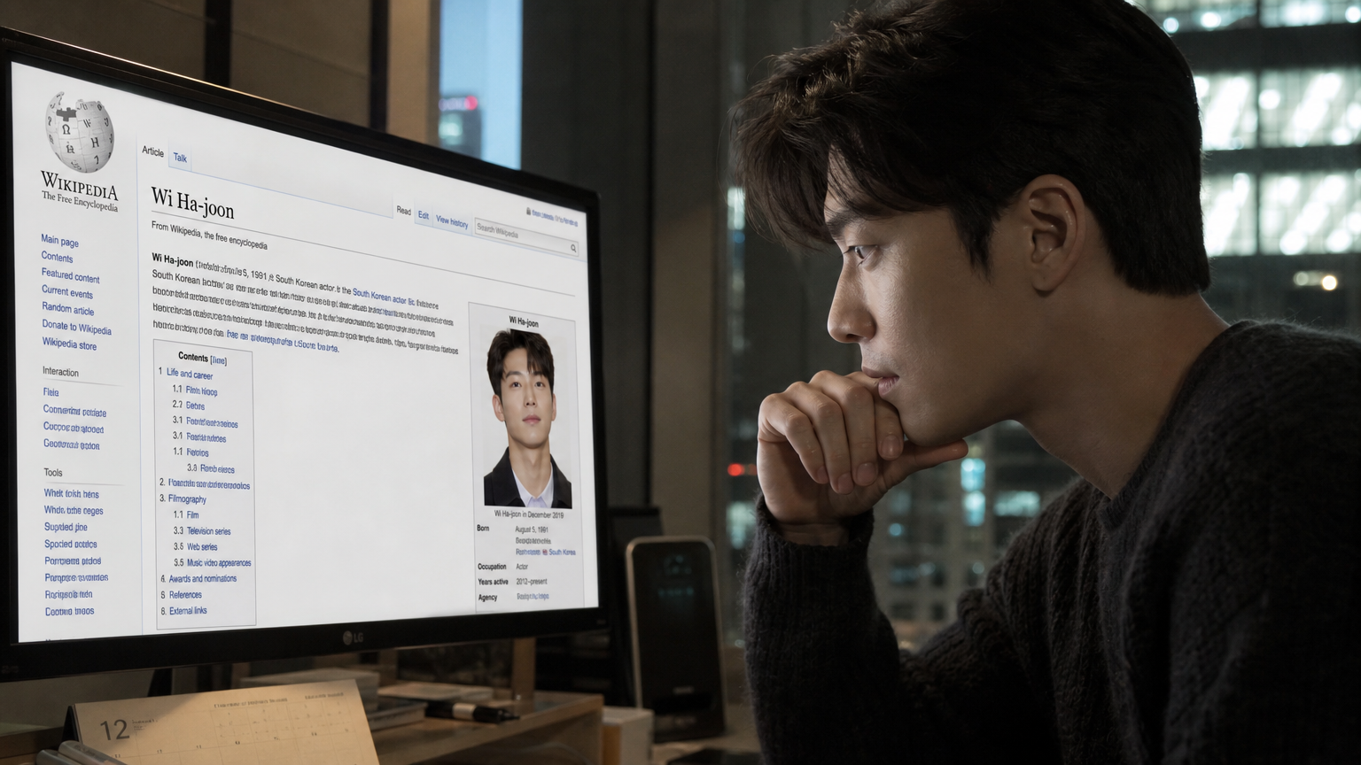 도시의 한 배우가 컴퓨터 화면에서 자신의 위키 페이지를 연구하는 모습