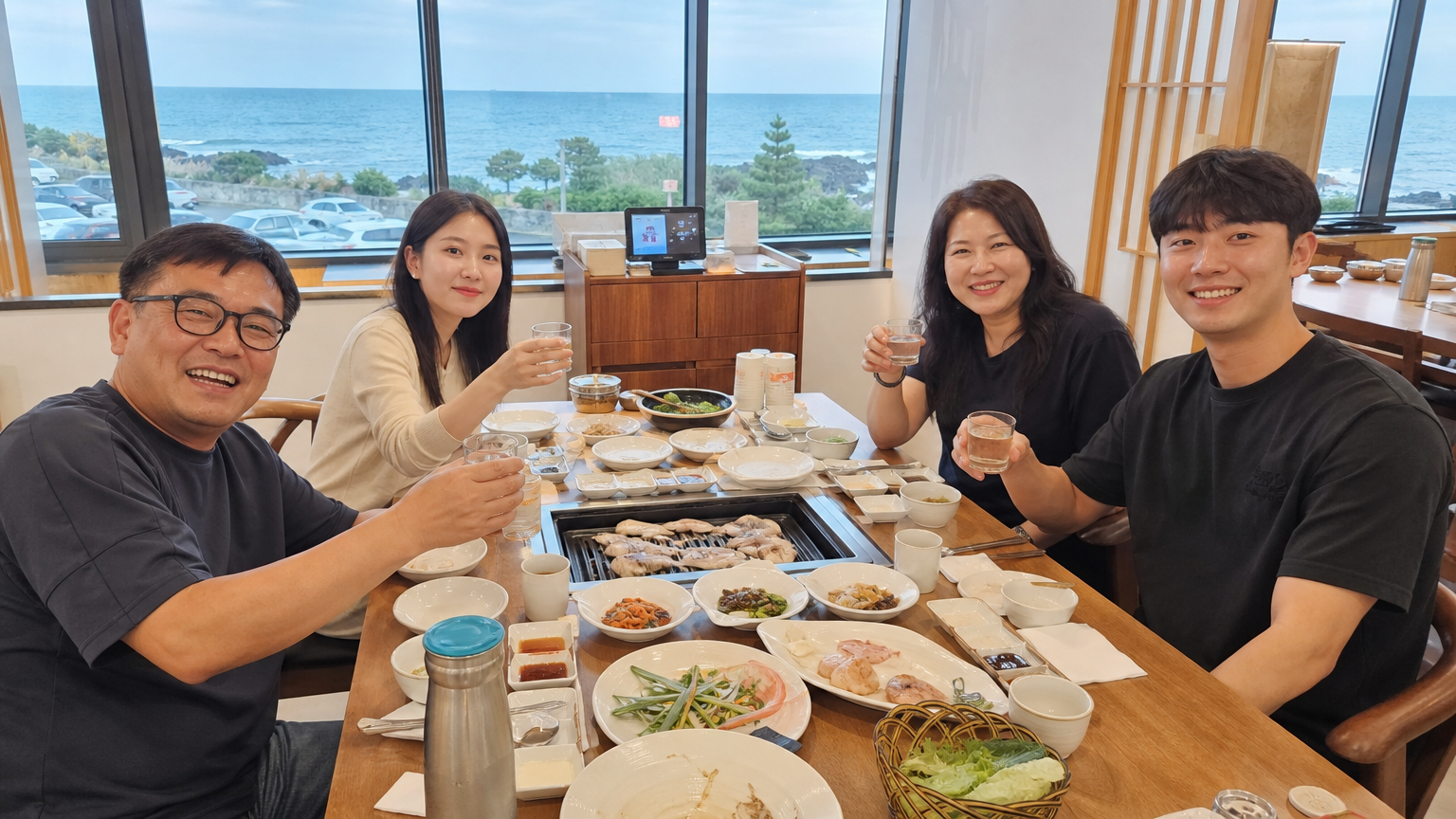 여유로운 공간에서 함께 식사하는 친구나 가족의 행복한 모습