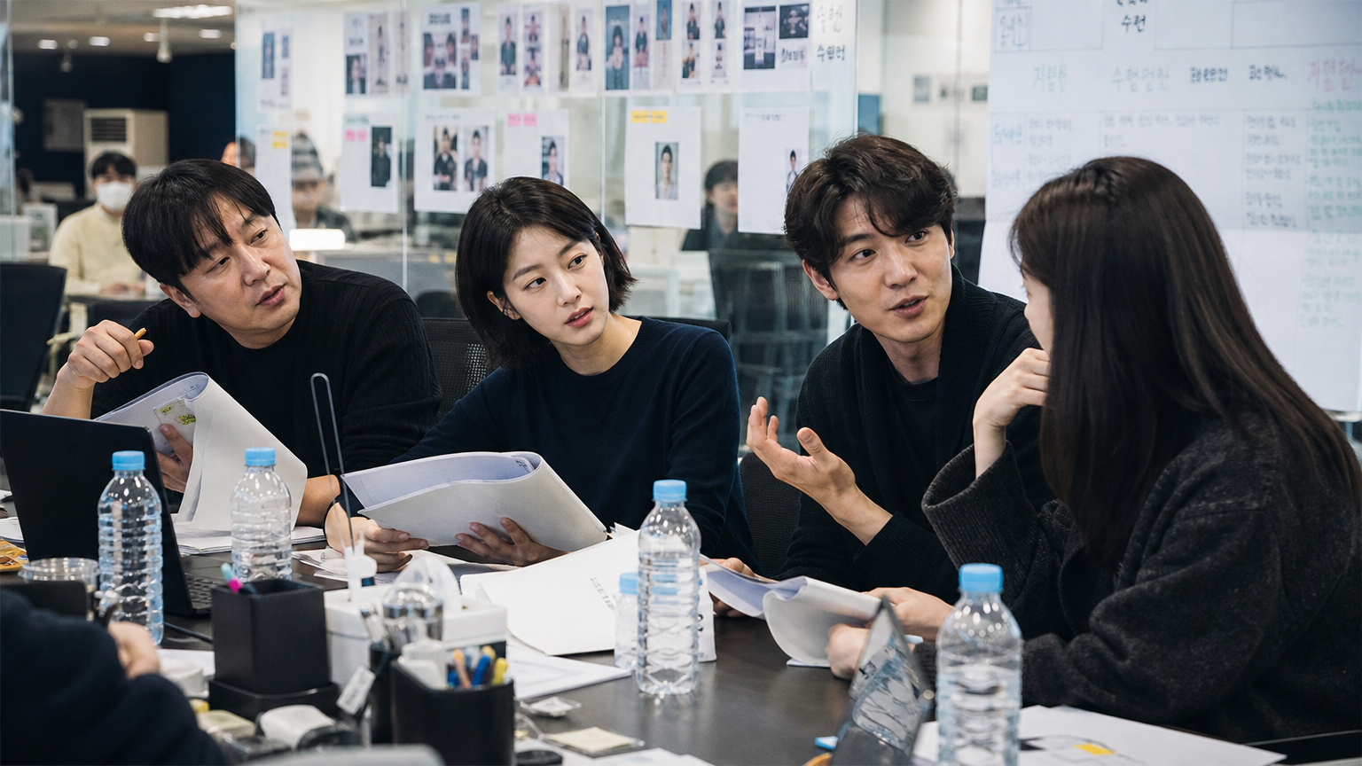 배우들이 대본을 읽으며 한국적 각색에 대해 토론하는 장면