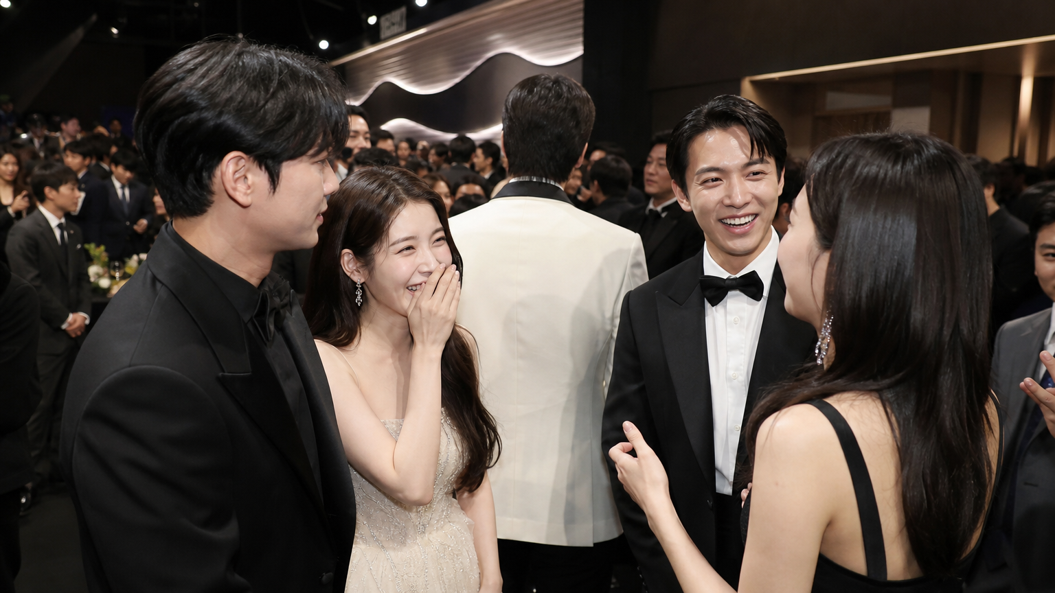 고급스러운 행사장에서 모여 있는 한국 연예인들 모습