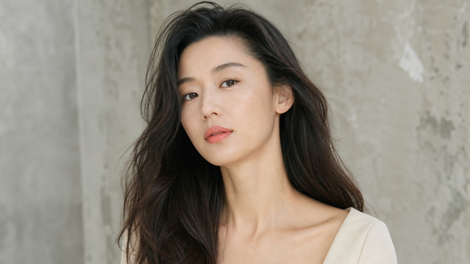 자연스러운 웨이브 헤어와 투명 메이크업으로 우아함을 강조한 전지현