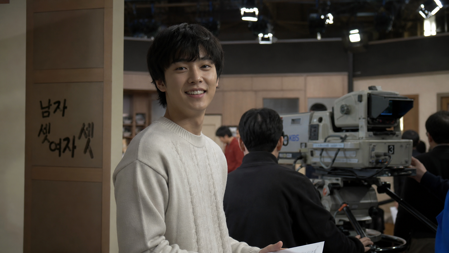 구식 카메라와 조명이 있는 촬영 현장에서 젊은 시절의 배우 모습
