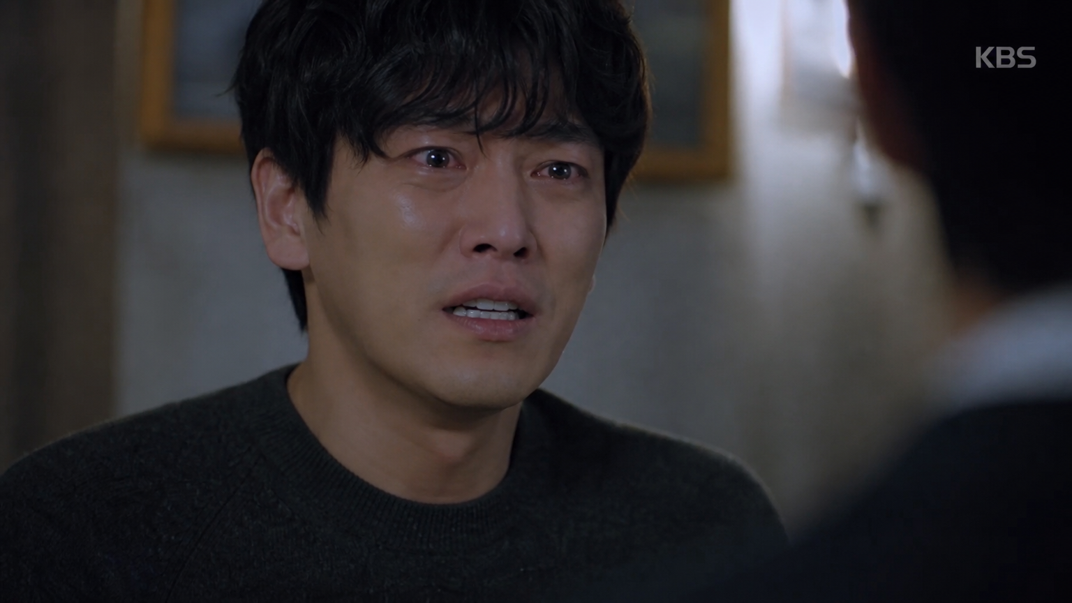 감정적인 연기를 펼치는 한국 드라마 세트장의 긴장감 넘치는 장면