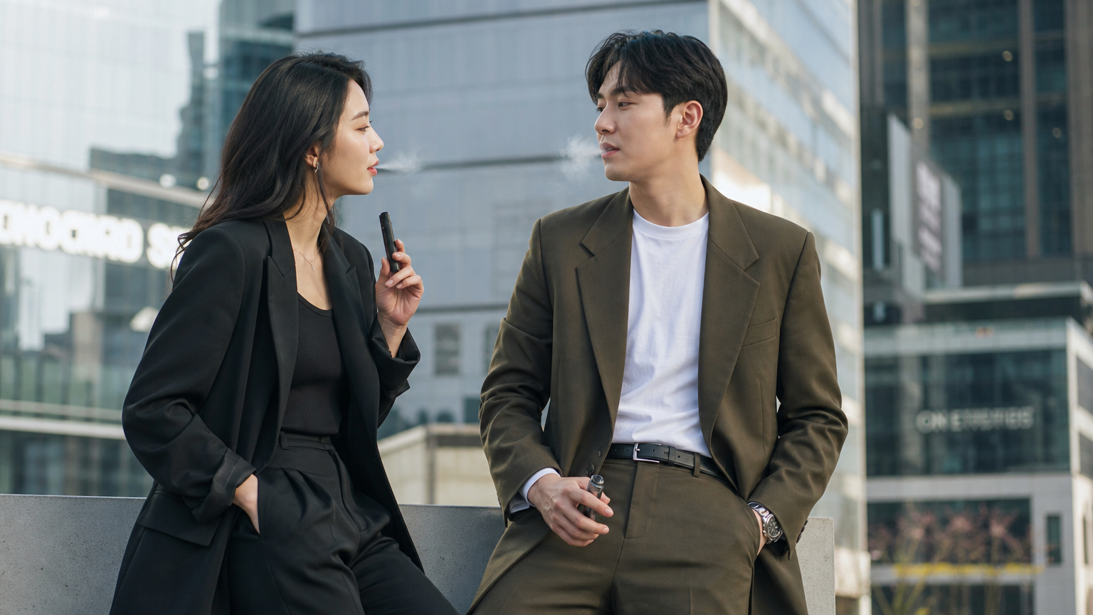 현대적인 도심에서 전자담배를 사용하는 성인들의 모습