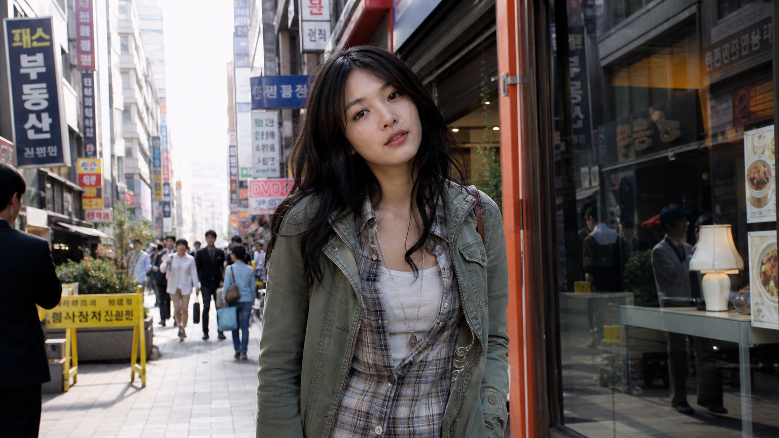 채정안 배우가 서울 거리에서 로맨틱 캐주얼 패션을 선보이는 모습