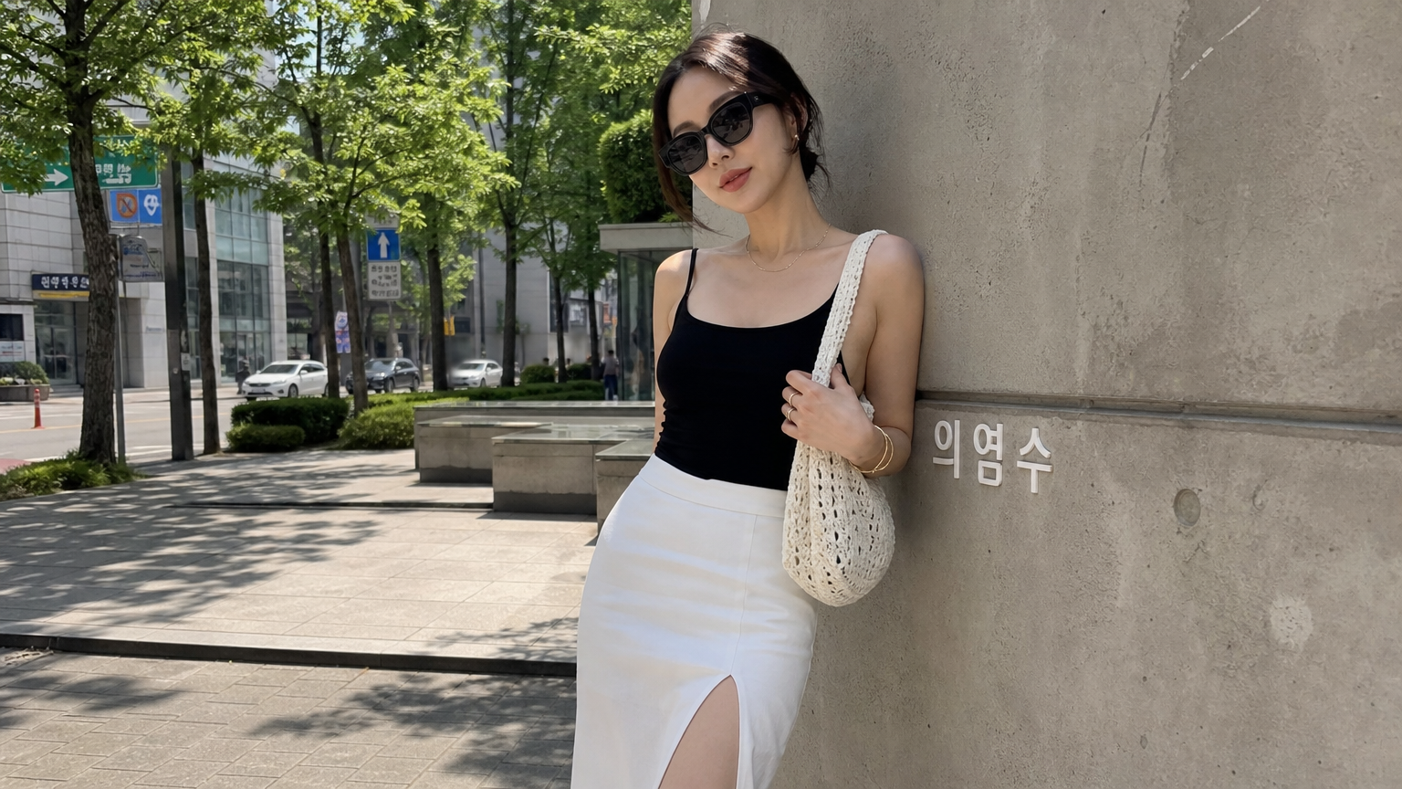 여름 나들이 룩으로 슬릿 스커트와 크로셰 백을 매치한 세련된 여성