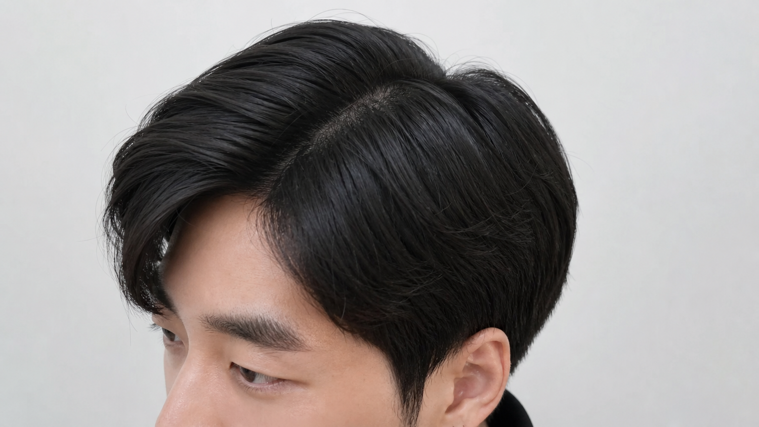 검은 셔츠를 입고 비듬 없이 깨끗한 상태의 남성 모습