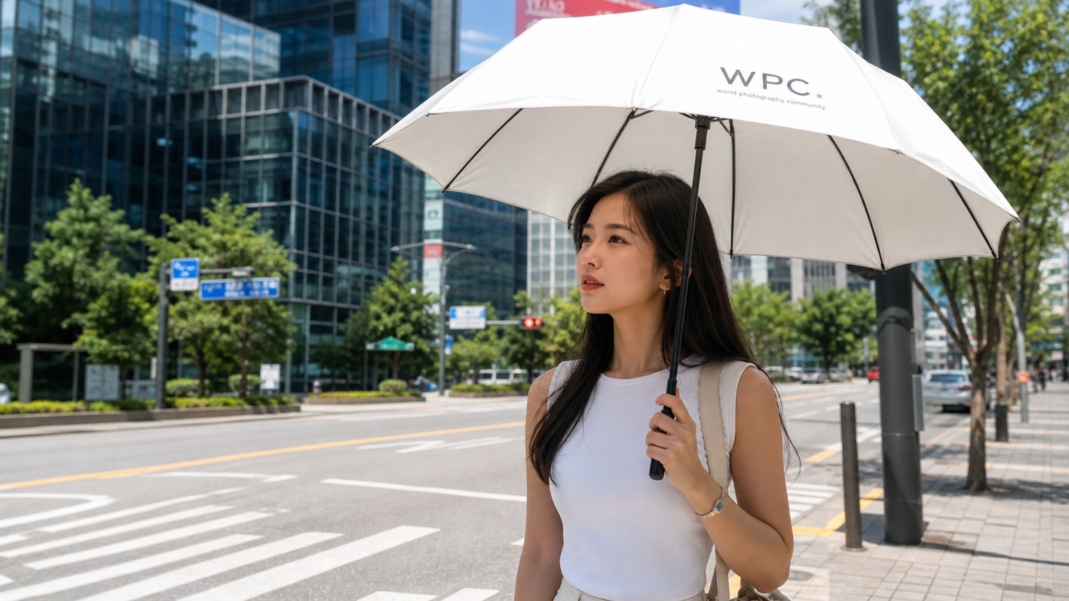 서울의 도심에서 WPC 양산을 쓰고 뜨거운 햇빛을 피하는 여성